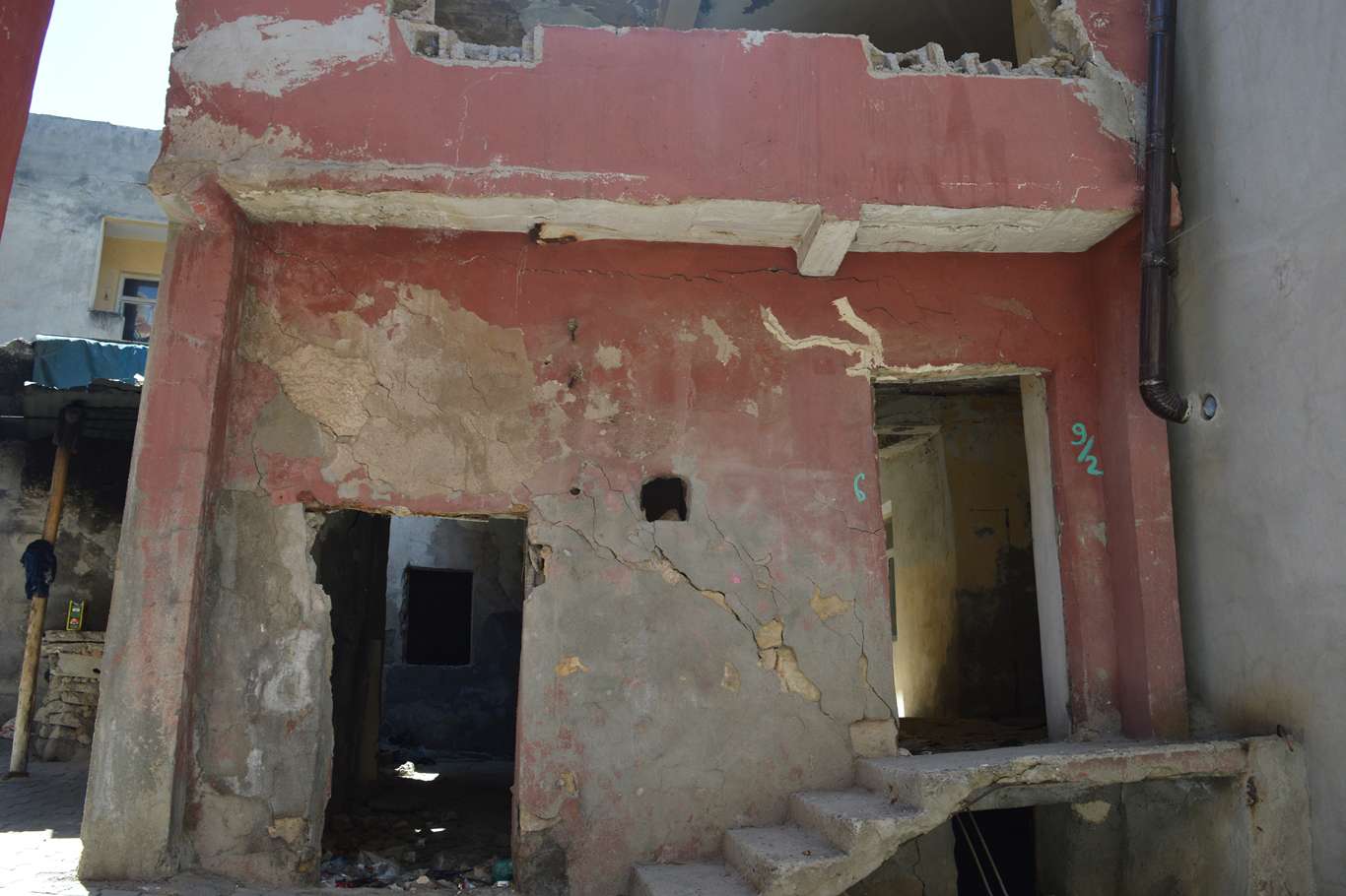 Siirt’te metruk ve harabe binalar tehlike saçıyor Siirt’te metruk ve harabe binalar tehlike saçıyor